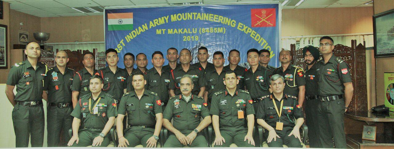 भारतीय लष्कराच्या ट्विटरवरून काही फोटो शेअर करण्यात आले आहेत. यात बर्फावर मोठ्या आकाराचे पावलाचे ठसे दिसतात. हा हिममानव असल्याचा दावा भारतीय सैन्यदलाकडून ट्विटरवर करण्यात आला आहे. भारतीय लष्कराच्या ट्विटरवरून काही फोटो शेअर करण्यात आले आहेत. यात बर्फावर मोठ्या आकाराचे पावलाचे ठसे दिसतात. हा हिममानव असल्याचा दावा भारतीय सैन्यदलाकडून ट्विटरवर करण्यात आला आहे.