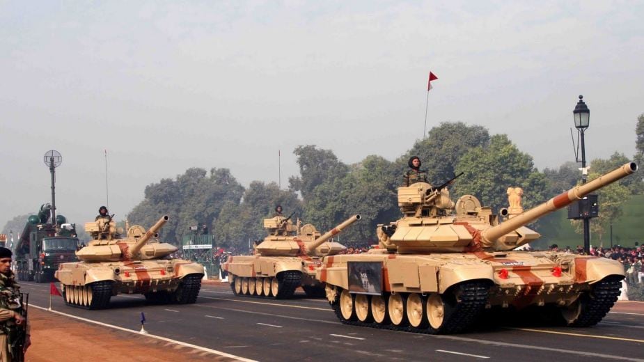 भारताच्या लष्करात T-90 आणि T-72 हे दोन प्रकारचे रणगाडे आहेत. नव्या रणगाड्यांच्या निर्मितीवरही भारतीय लष्कर काम करत आहे. भारताच्या लष्करात T-90 आणि T-72 हे दोन प्रकारचे रणगाडे आहेत. नव्या रणगाड्यांच्या निर्मितीवरही भारतीय लष्कर काम करत आहे.