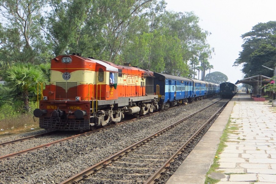 मेल आणि एक्सप्रेस ट्रेनमध्ये महिलांसाठी 6 स्लिपर बर्थ आरक्षित असतील. गरीब रथ एक्सप्रेससारख्या ट्रेन्समध्ये 3AC वर्गात 6 बर्थसीट आरक्षित असतील.