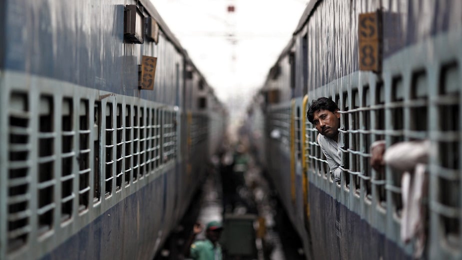 रेल्वेनं यावेळी महिलांसाठी जास्त सीट्स ठेवल्यात. तसंच ज्येष्ठ नागरिकांसाठी खालच्या 4 सिट्स आरक्षित असतील. या अगोदर त्यांची संख्या 3 होती. रेल्वेनं यावेळी महिलांसाठी जास्त सीट्स ठेवल्यात. तसंच ज्येष्ठ नागरिकांसाठी खालच्या 4 सिट्स आरक्षित असतील. या अगोदर त्यांची संख्या 3 होती.