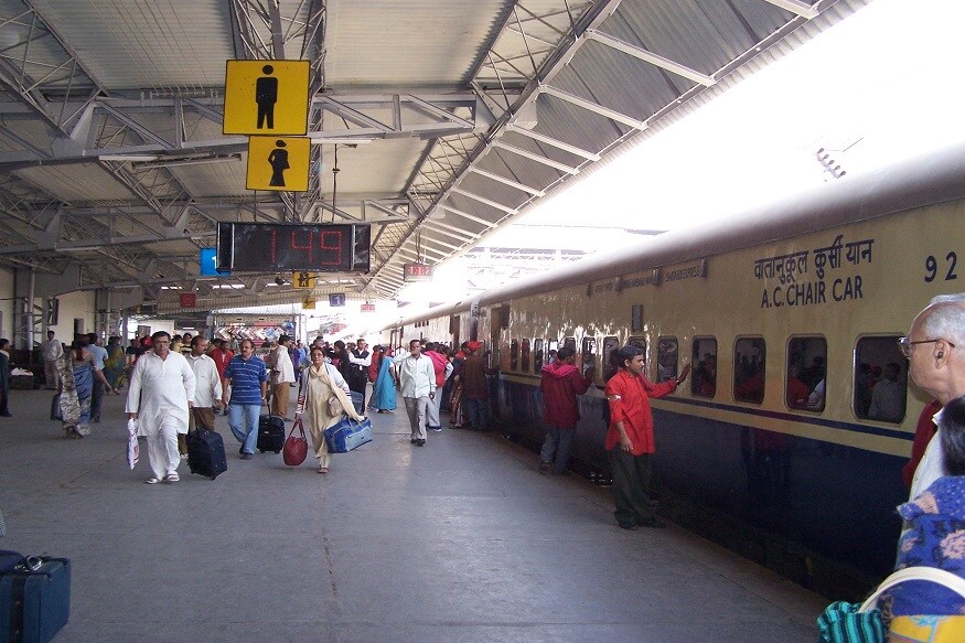 राजधानी, दुरांतो आणि वातानुकूलित ट्रेन्समध्ये महिलांसाठी 6 बर्थचा कोटा वाढवलाय. ज्येष्ठ नागरिक, 45 वर्षावरील महिला, गरोदर महिला, एकटा प्रवास करणारी महिला यांना यांचा फायदा होईल. राजधानी, दुरांतो आणि वातानुकूलित ट्रेन्समध्ये महिलांसाठी 6 बर्थचा कोटा वाढवलाय. ज्येष्ठ नागरिक, 45 वर्षावरील महिला, गरोदर महिला, एकटा प्रवास करणारी महिला यांना यांचा फायदा होईल.