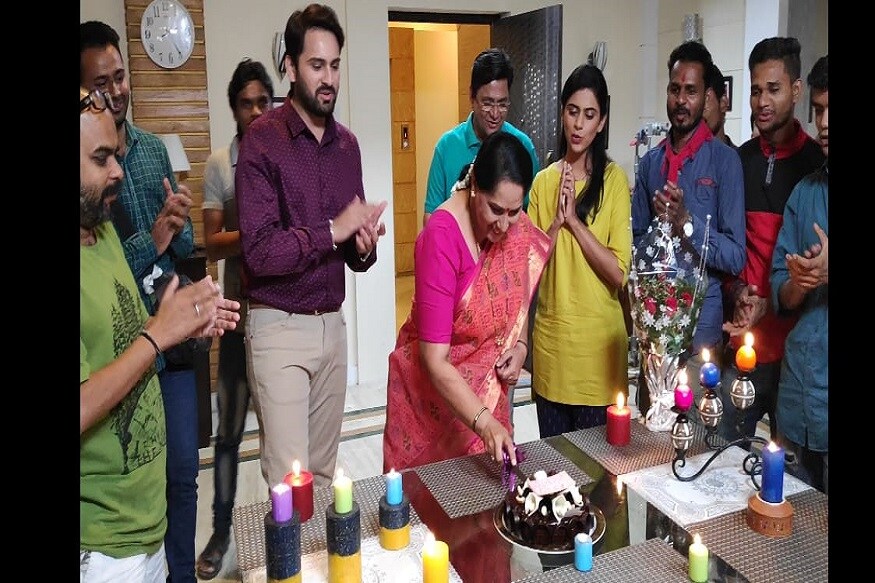 'जिवलगा' या मालिकेच्या सेटवर नुकतंच एक जंगी सेलिब्रेशन पार पडलं. निमित्त होतं ते सिद्धार्थ चांदेकरच्या आईच्या वाढदिवसाचं. 'जिवलगा' या मालिकेच्या सेटवर नुकतंच एक जंगी सेलिब्रेशन पार पडलं. निमित्त होतं ते सिद्धार्थ चांदेकरच्या आईच्या वाढदिवसाचं.