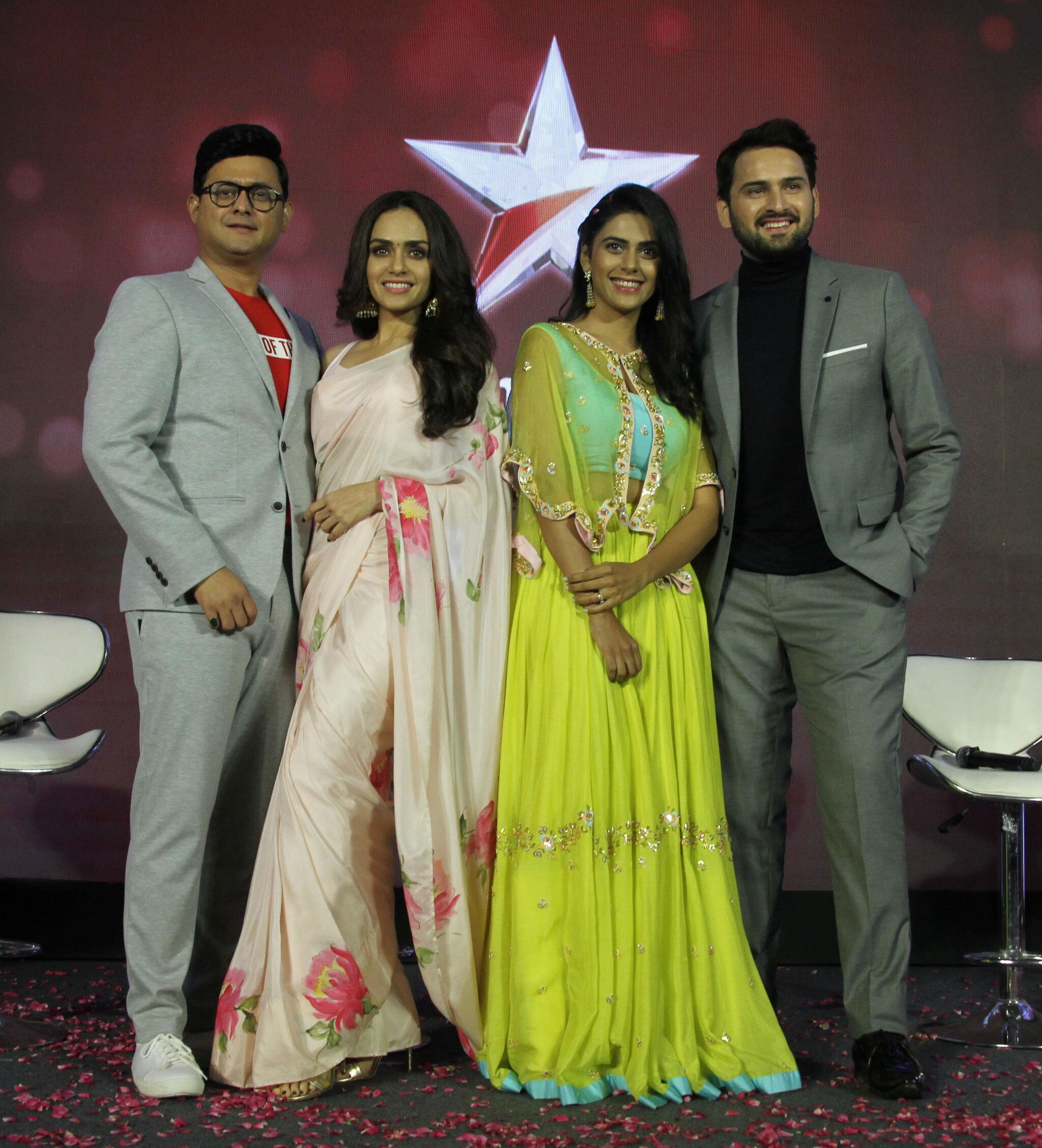 जिवलगा मालिकेतून स्वप्नील जोशी 7 वर्षांनी आणि सिद्धार्थ चांदेकर 9 वर्षांनी मालिकेत काम करतायत. सोबत अमृता खानविलकर आणि मधुरा देशपांडे आहे. जिवलगा मालिकेतून स्वप्नील जोशी 7 वर्षांनी आणि सिद्धार्थ चांदेकर 9 वर्षांनी मालिकेत काम करतायत. सोबत अमृता खानविलकर आणि मधुरा देशपांडे आहे.
