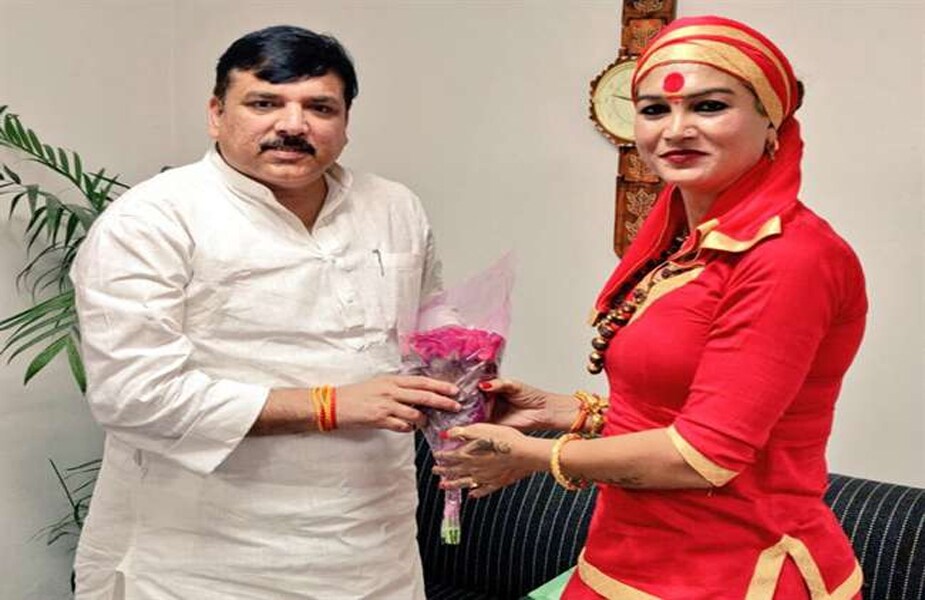 इलाहाबादमधून किन्नर आखाड्याच्या महामंडलेश्वर भवानी नाथ वाल्मीकि (भवानी मां) यांना तिकीट दिलंय. यावेळी कुंभमेळ्यात किन्नरांचा वेगळा आखाडा होता. त्यात भवानी माँची चर्चा होती. इलाहाबादमधून किन्नर आखाड्याच्या महामंडलेश्वर भवानी नाथ वाल्मीकि (भवानी मां) यांना तिकीट दिलंय. यावेळी कुंभमेळ्यात किन्नरांचा वेगळा आखाडा होता. त्यात भवानी माँची चर्चा होती.