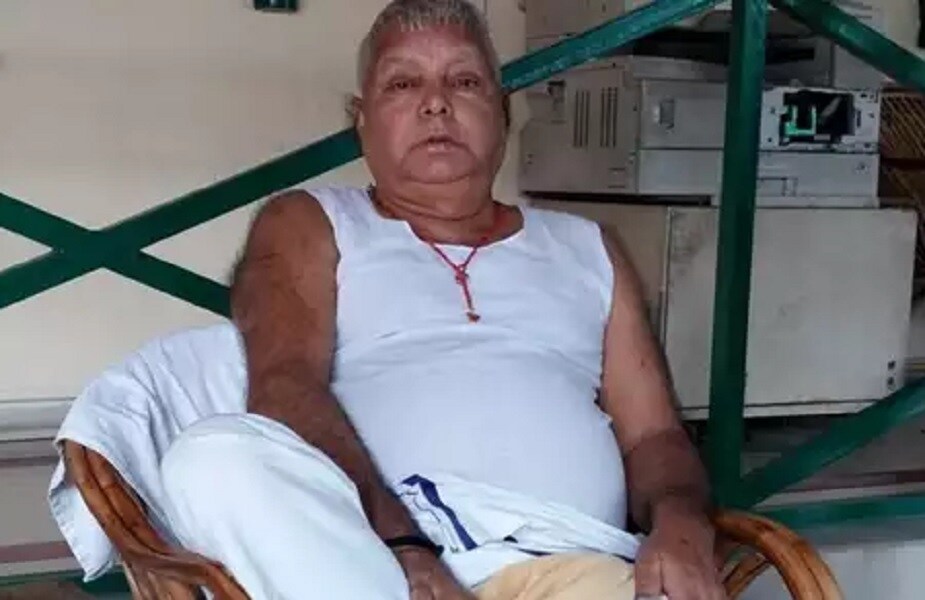 नितीश कुमार यांनी न्यूज 18 ला दिलेल्या मुलाखतीत लालू प्रसाद हे जेलमध्ये फोनचा वापर करतात असा आरोप केला होता. त्यानंतर लालू प्रसाद यांची सुरक्षा कडक करण्यात आलीय. त्यांच्यासोबत दोन लोकांना राहण्याची परवानगी देण्यात आलेली आहे. एक जण त्यांना जेवण बनवून देतो तर दुसरा त्यांच्या औषधोपचाराची काळजी घेतो. त्याचबरोबर त्यांच्या सुरक्षेसाठी 25 जवान तैनात आहेत. नितीश कुमार यांनी न्यूज 18 ला दिलेल्या मुलाखतीत लालू प्रसाद हे जेलमध्ये फोनचा वापर करतात असा आरोप केला होता. त्यानंतर लालू प्रसाद यांची सुरक्षा कडक करण्यात आलीय. त्यांच्यासोबत दोन लोकांना राहण्याची परवानगी देण्यात आलेली आहे. एक जण त्यांना जेवण बनवून देतो तर दुसरा त्यांच्या औषधोपचाराची काळजी घेतो. त्याचबरोबर त्यांच्या सुरक्षेसाठी 25 जवान तैनात आहेत.