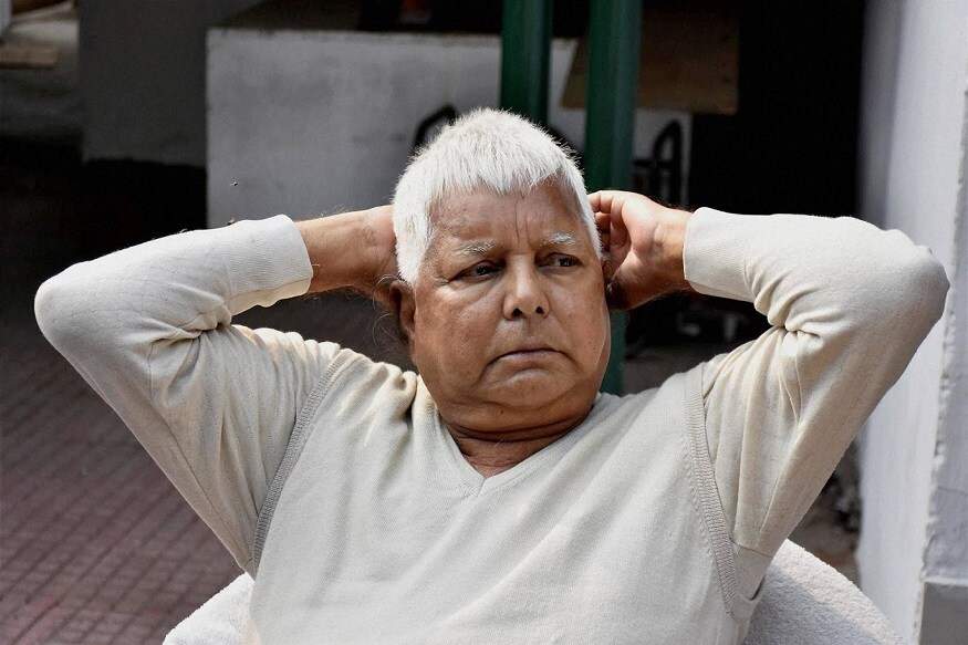 लोकसभा निडणुकीनंतर बिहारमध्ये राजकीय युद्धाला सुरूवात झालीय. चारा घोटाळ्यात दोषी आढळल्याने लालूप्रसाद यादव रांचीच्या जेलमध्ये आहे. मात्र ते आजारी असल्याने हॉस्पिटलमध्ये त्यांच्यावर उपचार सुरू आहेत. तिथूनच ते राजकारण करत असल्याचा आरोप खुद्द मुख्यमंत्री नितीश कुमार यांनीच केलाय. त्यानंतर प्रशासन जागं झालं असून त्यांनी दिवसातून दोन वेळा लालूंच्या खोलीची झडती घेतली आहे. लोकसभा निडणुकीनंतर बिहारमध्ये राजकीय युद्धाला सुरूवात झालीय. चारा घोटाळ्यात दोषी आढळल्याने लालूप्रसाद यादव रांचीच्या जेलमध्ये आहे. मात्र ते आजारी असल्याने हॉस्पिटलमध्ये त्यांच्यावर उपचार सुरू आहेत. तिथूनच ते राजकारण करत असल्याचा आरोप खुद्द मुख्यमंत्री नितीश कुमार यांनीच केलाय. त्यानंतर प्रशासन जागं झालं असून त्यांनी दिवसातून दोन वेळा लालूंच्या खोलीची झडती घेतली आहे.