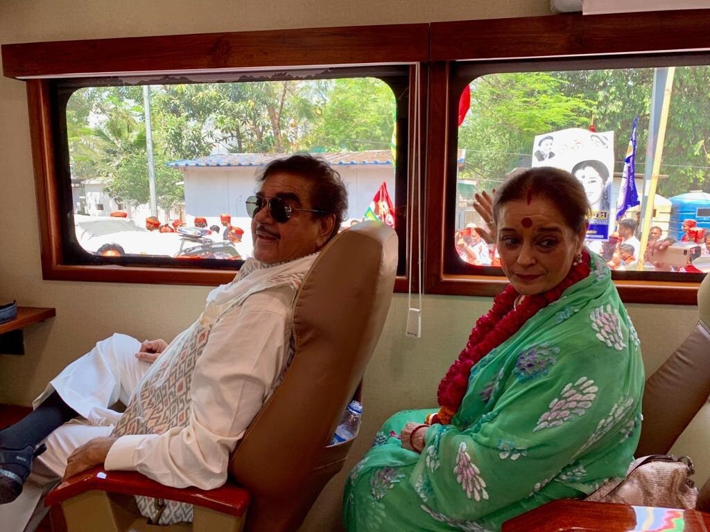 आपल्या पत्नीचा प्रचार करण्यासाठी नुकताच भाजपमधून काँग्रेसमध्ये प्रवेश केलेले अभिनेता आणि नेते शत्रुघ्न सिन्हा हे देखील उपस्थित होते. पुढे वाचा (लोकसभा निवडणूक 2019- 'या' अभिनेत्रीने मतदान करून सोशल मीडियावर शेअर केला फोटो) आपल्या पत्नीचा प्रचार करण्यासाठी नुकताच भाजपमधून काँग्रेसमध्ये प्रवेश केलेले अभिनेता आणि नेते शत्रुघ्न सिन्हा हे देखील उपस्थित होते. पुढे वाचा (लोकसभा निवडणूक 2019- 'या' अभिनेत्रीने मतदान करून सोशल मीडियावर शेअर केला फोटो)