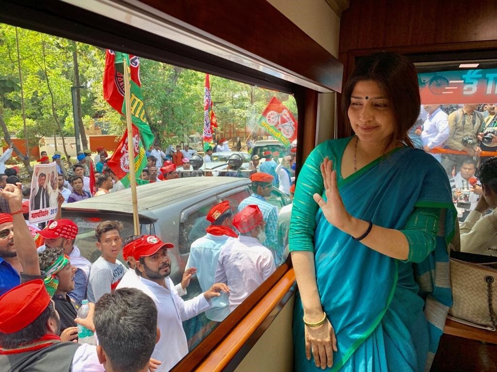 या रोड शोवेळी पूनम सिन्हा यांचे पती अभिनेता शत्रुघ्न सिन्हा हे देखील उपस्थित होते. त्याचबरोबर अखिलेश यादव यांच्या पत्नी डिंपल यादवदेखील उपस्थित होत्या. या रोड शोवेळी पूनम सिन्हा यांचे पती अभिनेता शत्रुघ्न सिन्हा हे देखील उपस्थित होते. त्याचबरोबर अखिलेश यादव यांच्या पत्नी डिंपल यादवदेखील उपस्थित होत्या.