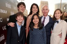 अ‍ॅमेझॉनचे जेफ बेजोस यांच्या घटस्फोटामागे आहे 'ही' व्यक्ती