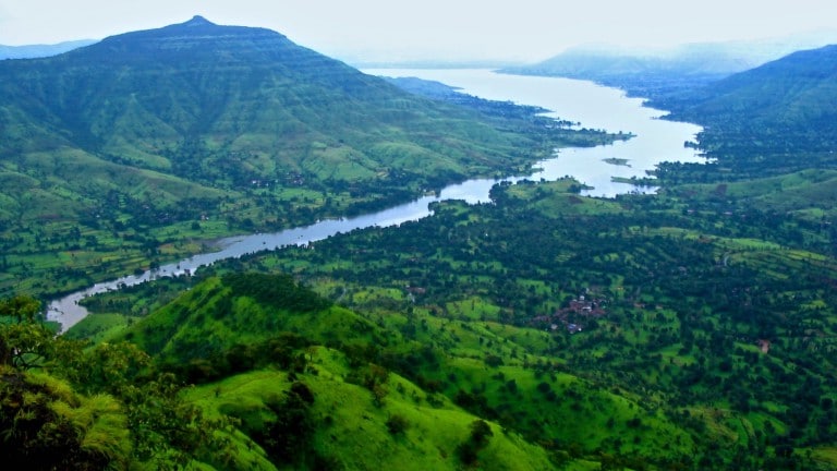 महाबळेश्वर हे महाराष्ट्रातील थंड हवेचे ठिकाण आहे. सह्याद्रीच्या पर्वत रांगांवर समुद्र सपाटीपासून सुमारे ४५०० फुट उंचीवर वसलेले महाबळेश्वर ठिकाण आहे. धरतीनं जणू हिरवा शालू नेसला आहे असा निसर्गाचा अद्भूत अनुभव, सुंदर बगीचे, पाहण्यासाठी या पर्यटन स्थळाला आवर्जून भेट द्यायला हवी. महाबळेश्वर हे महाराष्ट्रातील थंड हवेचे ठिकाण आहे. सह्याद्रीच्या पर्वत रांगांवर समुद्र सपाटीपासून सुमारे ४५०० फुट उंचीवर वसलेले महाबळेश्वर ठिकाण आहे. धरतीनं जणू हिरवा शालू नेसला आहे असा निसर्गाचा अद्भूत अनुभव, सुंदर बगीचे, पाहण्यासाठी या पर्यटन स्थळाला आवर्जून भेट द्यायला हवी.