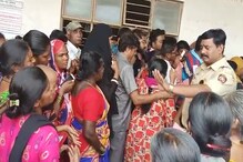 VIDEO : मावळमध्ये मतदानासाठी तुफान गर्दी, रांगेत उभं राहण्यावरून भांडणं VIDEO : मावळमध्ये मतदानासाठी तुफान गर्दी, रांगेत उभं राहण्यावरून भांडणं