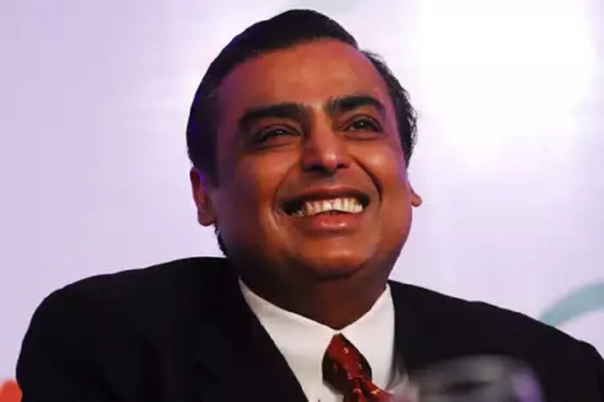 रिलायन्स इंडस्ट्रीचे चेअरमन मुकेश अंबानी यांचा आज ( 19एप्रिल ) वाढदिवस. ते 62 वर्षांचे झालेत. दोन दिवसांपूर्वीच अमेरिकेच्या टाइम मॅगझीननं मुकेश अंबानी यांचा 2019च्या सर्वात 100 प्रभावी व्यक्तींच्या यादीत समावेश केलाय. टाइम मॅगझीननं जाहीर केलेल्या 100 प्रभावी लोकांच्या यादीत 3 भारतीयही आहेत. त्यात अरुंधती काटजू आणि मेनका गुरुस्वामी आहेत. फोर्ब्सच्या बिलियनर्सच्या यादीप्रमाणे मुकेश अंबानी यांच्याकडे 42.1 अब्ज डाॅलर्सची संपत्ती आहे. भारतीय चलनात याची किंमत 2718 अब्ज आहे. रिलायन्स इंडस्ट्रीचे चेअरमन मुकेश अंबानी यांचा आज ( 19एप्रिल ) वाढदिवस. ते 62 वर्षांचे झालेत. दोन दिवसांपूर्वीच अमेरिकेच्या टाइम मॅगझीननं मुकेश अंबानी यांचा 2019च्या सर्वात 100 प्रभावी व्यक्तींच्या यादीत समावेश केलाय. टाइम मॅगझीननं जाहीर केलेल्या 100 प्रभावी लोकांच्या यादीत 3 भारतीयही आहेत. त्यात अरुंधती काटजू आणि मेनका गुरुस्वामी आहेत. फोर्ब्सच्या बिलियनर्सच्या यादीप्रमाणे मुकेश अंबानी यांच्याकडे 42.1 अब्ज डाॅलर्सची संपत्ती आहे. भारतीय चलनात याची किंमत 2718 अब्ज आहे.