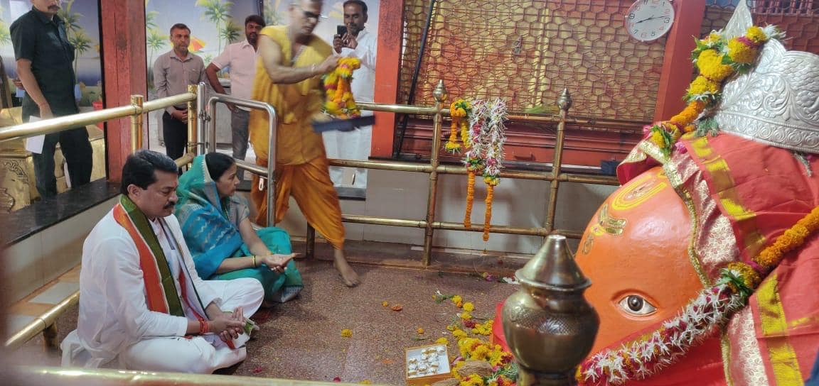 लोकसभा निवडणुकीसाठी नागपुरात पहिल्या टप्प्यातील मतदान गुरुवारी पार पडलं. मतदानाचा हक्क बजावण्यापूर्वी काँग्रेस नेते नाना पटोले गणरायाचरणी नतमस्तक झाले. टेकडी गणेश मंदिरात गणपती बाप्पाचं दर्शन घेऊन नाना पटोले यांनी मतदान केलं. नागपुरात नाना पटोले विरूद्ध नितीन गडकरी अशा चुरशीची लढत आहे. लोकसभा निवडणुकीसाठी नागपुरात पहिल्या टप्प्यातील मतदान गुरुवारी पार पडलं. मतदानाचा हक्क बजावण्यापूर्वी काँग्रेस नेते नाना पटोले गणरायाचरणी नतमस्तक झाले. टेकडी गणेश मंदिरात गणपती बाप्पाचं दर्शन घेऊन नाना पटोले यांनी मतदान केलं. नागपुरात नाना पटोले विरूद्ध नितीन गडकरी अशा चुरशीची लढत आहे.