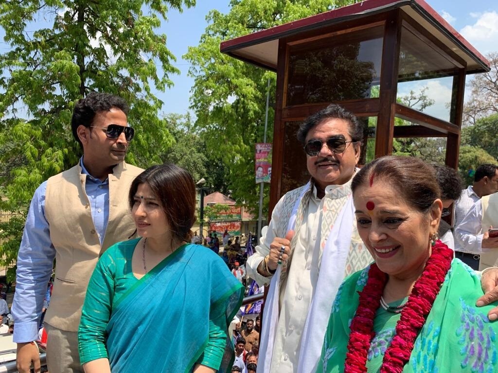 समाजवादी पार्टीच्या उमेदवार पूनम सिन्हा यांनी लखनऊमधून आज उमेदवारी अर्ज दाखल केला. यावेळी त्यांनी लखनऊमध्ये मोठ्या रोड शोचं आयोजन केलं होतं. समाजवादी पार्टीच्या उमेदवार पूनम सिन्हा यांनी लखनऊमधून आज उमेदवारी अर्ज दाखल केला. यावेळी त्यांनी लखनऊमध्ये मोठ्या रोड शोचं आयोजन केलं होतं.