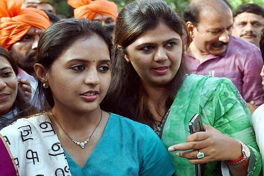 गोपीनाथ मुंडे यांच्या कन्या प्रीतम मुंडे देखील बीडमधून दुसऱ्यांदा विजयी झाल्या आहेत. त्यादेखील पेशानं डॉक्टर आहेत. गोपीनाथ मुंडे यांच्या कन्या प्रीतम मुंडे देखील बीडमधून दुसऱ्यांदा विजयी झाल्या आहेत. त्यादेखील पेशानं डॉक्टर आहेत.