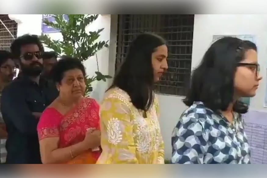यावेळी हैदराबादमधून काही फोटो समोर आले आहेत. या फोटोंमध्ये ज्यूनिअर एनटीआर आपल्या कुटुंबासोबत मतदान करण्यासाठी रांगेत उभे राहिलेला दिसत आहे. यावेळी हैदराबादमधून काही फोटो समोर आले आहेत. या फोटोंमध्ये ज्यूनिअर एनटीआर आपल्या कुटुंबासोबत मतदान करण्यासाठी रांगेत उभे राहिलेला दिसत आहे.