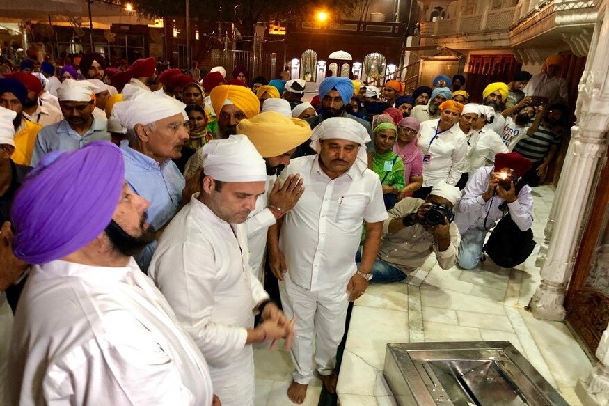 अमृतसर विमानतळावर उतरल्यानंतर राहुल गांधी प्रथम सुवर्ण मंदिरात पोहोचले. तिथे त्यांनी दर्शन घेतलं. अमृतसर विमानतळावर उतरल्यानंतर राहुल गांधी प्रथम सुवर्ण मंदिरात पोहोचले. तिथे त्यांनी दर्शन घेतलं.