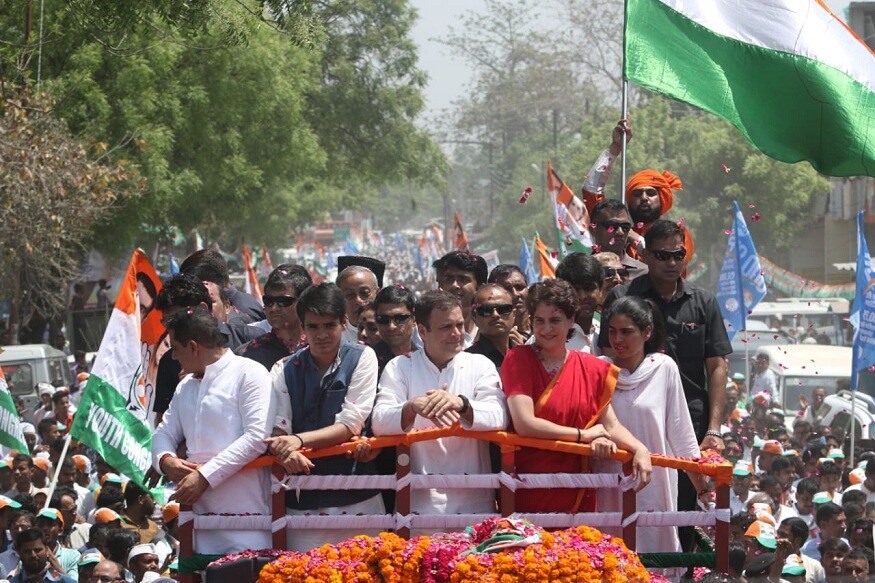 उमेदवारी अर्ज भरण्यापूर्वी राहुल गांधी, प्रियांका गांधी आणि रॉबर्ट वाड्रा यांच्यासह त्यांची दोन मुलं रेहान वाड्रा आणि मिराया वाड्रा देखील हजर होती. उमेदवारी अर्ज भरण्यापूर्वी राहुल गांधी, प्रियांका गांधी आणि रॉबर्ट वाड्रा यांच्यासह त्यांची दोन मुलं रेहान वाड्रा आणि मिराया वाड्रा देखील हजर होती.