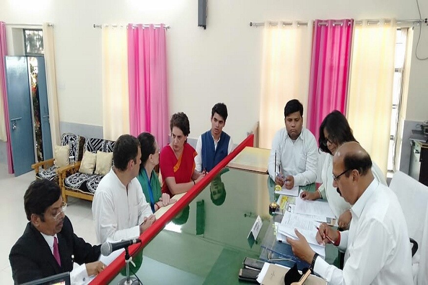 काँग्रेसचे अध्यक्ष राहुल गांधी अमेठीतून आपला उमेदवारी अर्ज दाखल केला. यावेळी काँग्रेसनं रॅली काढत शक्तीप्रदर्शन देखील केलं. काँग्रेसचे अध्यक्ष राहुल गांधी अमेठीतून आपला उमेदवारी अर्ज दाखल केला. यावेळी काँग्रेसनं रॅली काढत शक्तीप्रदर्शन देखील केलं.