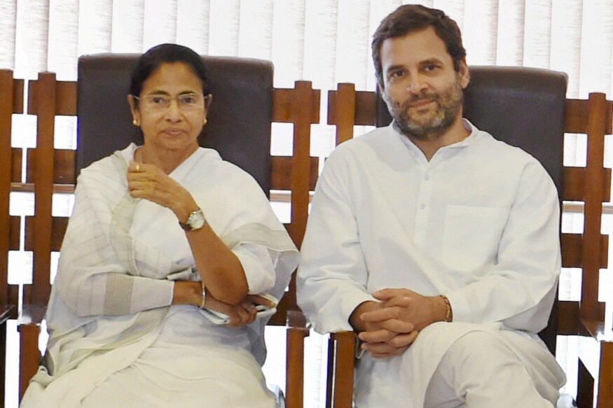 राहुल गांधी आणि ममता बॅनर्जी इम्रान खान यांना भेटण्यासाठी वाट बघत बसले आहेत, असा फोटो तुम्हाला कुणी फेसबुक, व्हॉट्सअॅप किंवा अन्य सोशल मीडियावर दिसला तर शेअर करण्यापूर्वी विचार करा. राहुल गांधी आणि ममता बॅनर्जी इम्रान खान यांना भेटण्यासाठी वाट बघत बसले आहेत, असा फोटो तुम्हाला कुणी फेसबुक, व्हॉट्सअॅप किंवा अन्य सोशल मीडियावर दिसला तर शेअर करण्यापूर्वी विचार करा.
