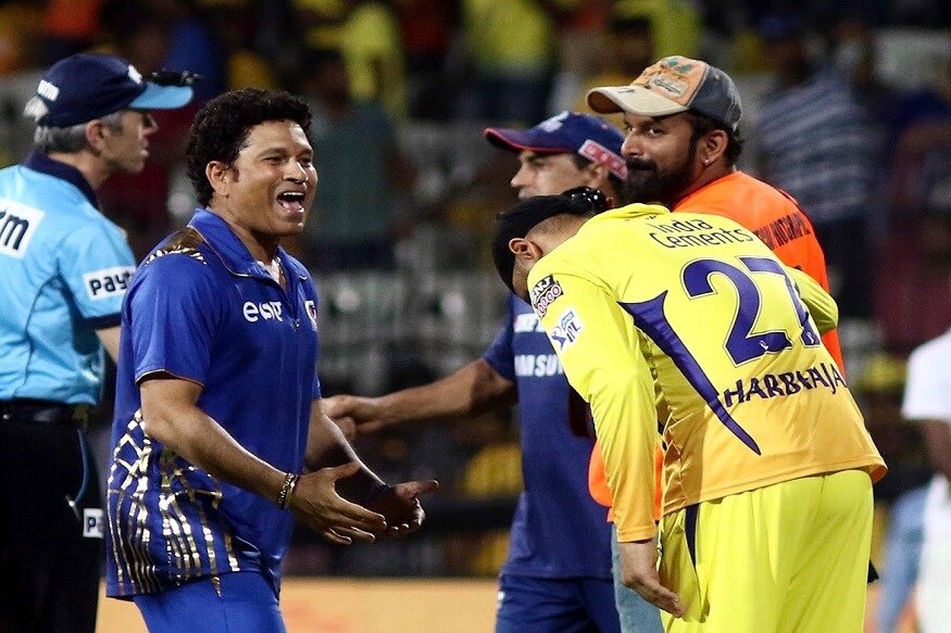 चेन्नईला पराभव स्विकारावा लागला असला तरी, या हरभजसिंगनं किफायतशीर गोलंदाजी केली. भज्जीनं 4 षटकात 5.75च्या सरासरीनं 23 धावा दिल्या. त्याच्या या गोलंदाजीवर महान फलंदाज सचिन तेंडुलकरही खुश झाला (PC-PTI) चेन्नईला पराभव स्विकारावा लागला असला तरी, या हरभजसिंगनं किफायतशीर गोलंदाजी केली. भज्जीनं 4 षटकात 5.75च्या सरासरीनं 23 धावा दिल्या. त्याच्या या गोलंदाजीवर महान फलंदाज सचिन तेंडुलकरही खुश झाला (PC-PTI)