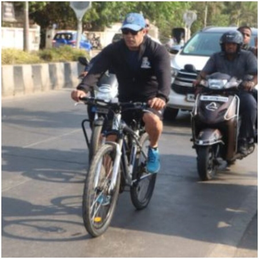 बुधवारी संध्याकाळी सलमान खान आणि त्याचे काही बॉडीगार्ड डी.एन. नगर परिसरात सायकल चालवत होते. आता सलमान रस्त्यावर सायकल चालवणार म्हटल्यावर त्याला पाहायला गर्दी तर होणारच ना..