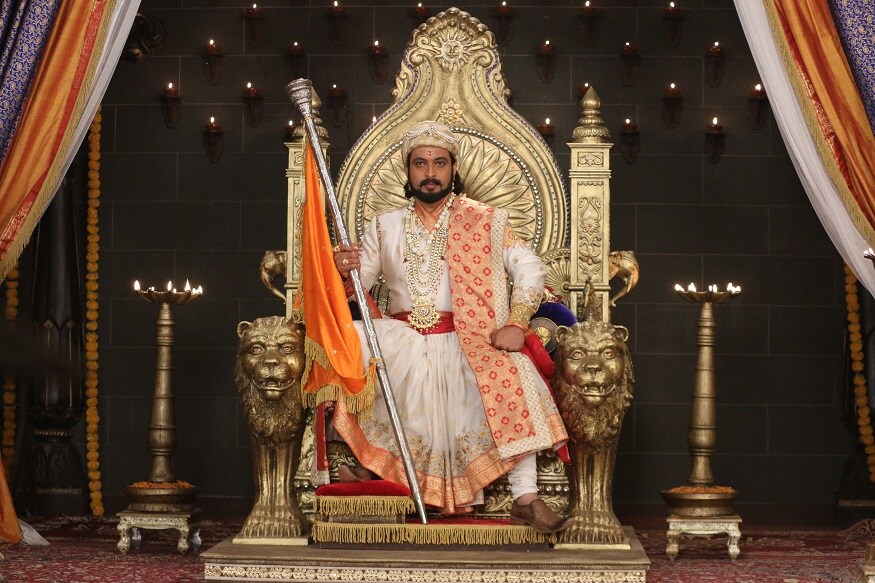 छत्रपती शिवाजी महाराजांच्या राज्याभिषेकानंतर आता रायगडावर संभाजी महाराजांचा राज्याभिषेक सोहळा होणार. छत्रपती शिवाजी महाराजांच्या राज्याभिषेकानंतर आता रायगडावर संभाजी महाराजांचा राज्याभिषेक सोहळा होणार.