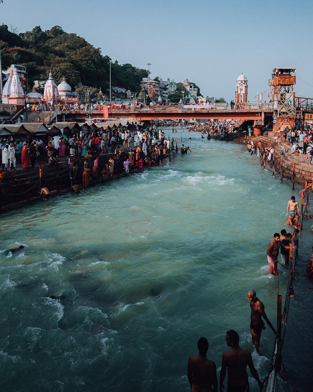 या फोटोला कॅप्शन देताना म्हटले की, ‘माझी आजी नेहमी सांगायची की अनुभवातून देव शिकवत असतो. भारत दौऱ्यावर असताना यात्रा आणि रंगांचा अनुभव करताना मला माझ्यातली कला आणि जगाच्या सच्चेपणाबद्दल अनेक गोष्टी नव्याने कळल्या.’ या फोटोला आतापर्यंत १४ लाखांहून अधिक लोकांनी लाइक केले आहे. या फोटोला कॅप्शन देताना म्हटले की, ‘माझी आजी नेहमी सांगायची की अनुभवातून देव शिकवत असतो. भारत दौऱ्यावर असताना यात्रा आणि रंगांचा अनुभव करताना मला माझ्यातली कला आणि जगाच्या सच्चेपणाबद्दल अनेक गोष्टी नव्याने कळल्या.’ या फोटोला आतापर्यंत १४ लाखांहून अधिक लोकांनी लाइक केले आहे.