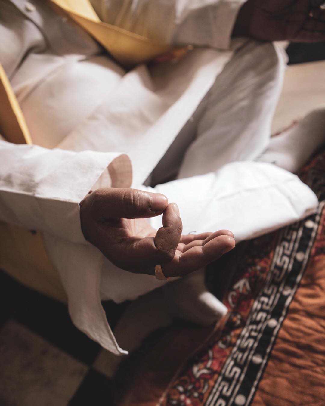 विल भारतात येऊन बराच काळ लोटला असला तरी गेल्या काही दिवसांपासून त्याचे हेच फोटो व्हायरल होत आहेत. एका फोटोमध्ये विल देवाच्या समोर एकाग्रतेने ध्यान करताना दिसत आहे. विल भारतात येऊन बराच काळ लोटला असला तरी गेल्या काही दिवसांपासून त्याचे हेच फोटो व्हायरल होत आहेत. एका फोटोमध्ये विल देवाच्या समोर एकाग्रतेने ध्यान करताना दिसत आहे.