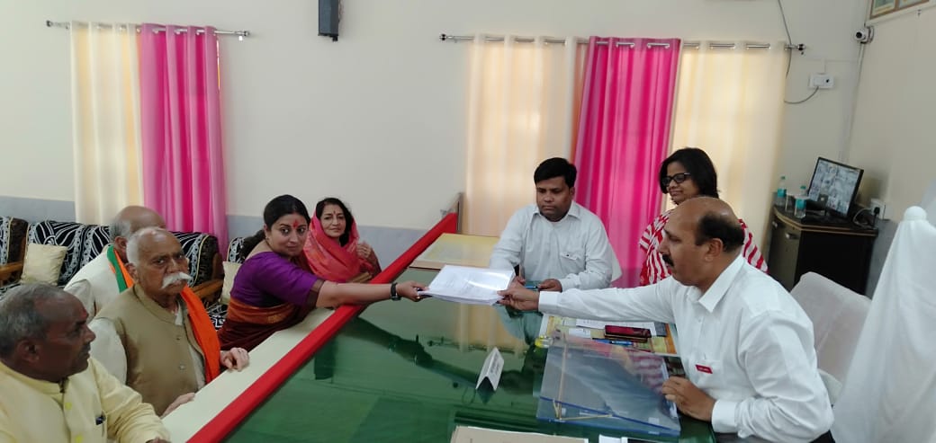 केंद्रीय मंत्री स्मृती इराणी यांनी भाजपकडून 11 एप्रिलला (गुरूवारी) अमेठीमधून उमेदवारी अर्ज दाखल केला आहे. उमेदवारी अर्ज दाखल करताना स्मृती इराणी यांच्यासोबत योगी आदित्यनाथही उपस्थित होते. अमेठीत लोकसभा निवडणुकीसाठी स्मृती इराणी विरूद्ध राहुल गांधी अशी लढत असणार आहे. केंद्रीय मंत्री स्मृती इराणी यांनी भाजपकडून 11 एप्रिलला (गुरूवारी) अमेठीमधून उमेदवारी अर्ज दाखल केला आहे. उमेदवारी अर्ज दाखल करताना स्मृती इराणी यांच्यासोबत योगी आदित्यनाथही उपस्थित होते. अमेठीत लोकसभा निवडणुकीसाठी स्मृती इराणी विरूद्ध राहुल गांधी अशी लढत असणार आहे.