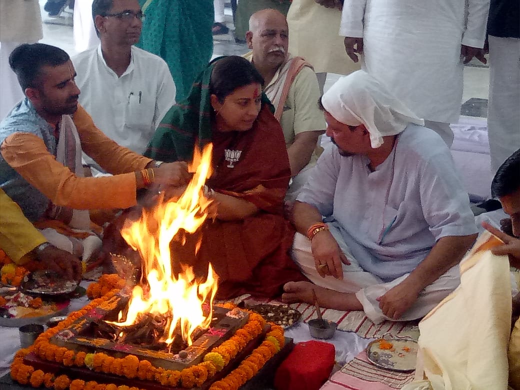 लोकसभा निवडणूक 2019 ची निवडणूक एकूण 7 टप्प्यांमध्ये होणार आहे. त्यातील पहिल्या टप्प्याचं मतदान नुकतच पार पडलं. केंद्रीय मंत्री स्मृती इराणी उमेदवारी अर्ज भरण्याआधी देवाचरणी लीन. लोकसभा निवडणूक 2019 ची निवडणूक एकूण 7 टप्प्यांमध्ये होणार आहे. त्यातील पहिल्या टप्प्याचं मतदान नुकतच पार पडलं. केंद्रीय मंत्री स्मृती इराणी उमेदवारी अर्ज भरण्याआधी देवाचरणी लीन.