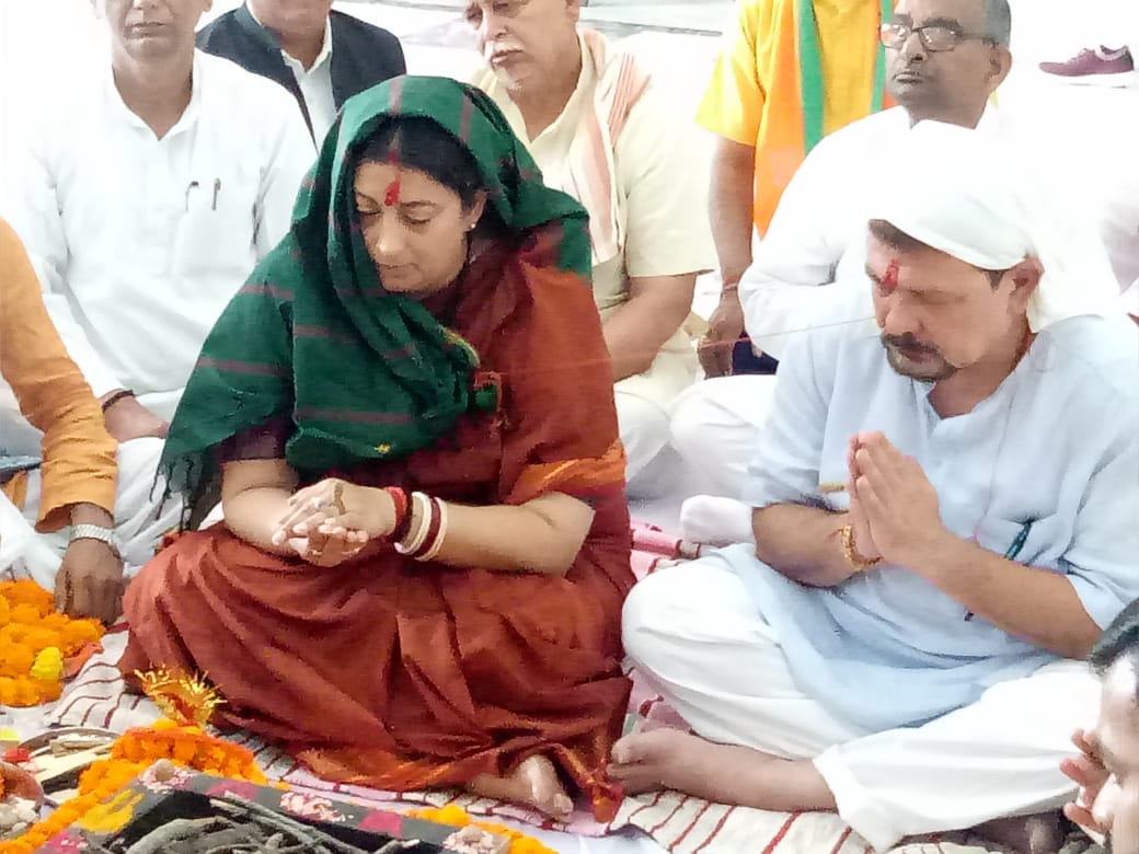 केंद्रीय मंत्री स्मृती इराणी यांनी उमेदवारी अर्ज दाखल करण्याआधी भाजप कार्यालयात होमहवन केलं. यावेळी त्यांचे पती जुबीन इराणीही उपस्थित होते. त्या दोघांचे फोटो सोशल मीडियावर व्हायरल झाले आहेत. केंद्रीय मंत्री स्मृती इराणी यांनी उमेदवारी अर्ज दाखल करण्याआधी भाजप कार्यालयात होमहवन केलं. यावेळी त्यांचे पती जुबीन इराणीही उपस्थित होते. त्या दोघांचे फोटो सोशल मीडियावर व्हायरल झाले आहेत.