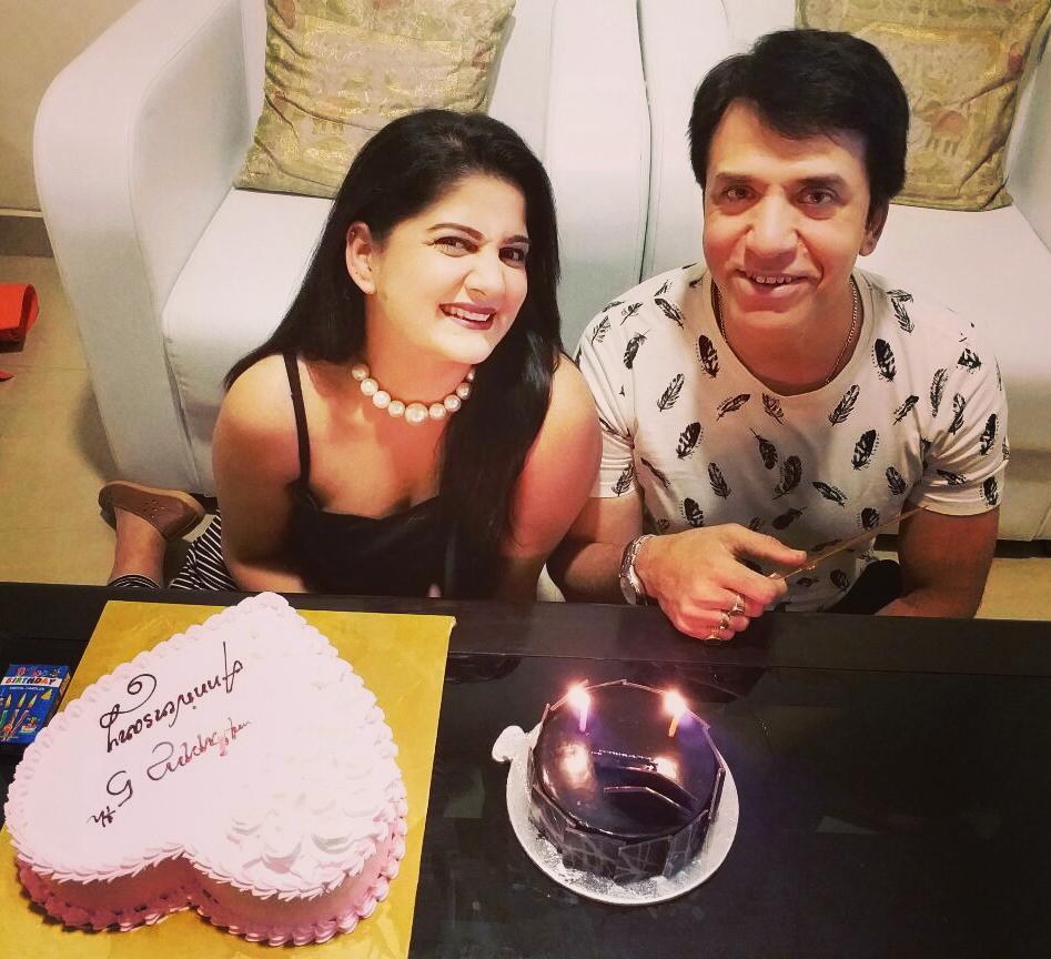 दोन मुलं असली तर एकमेकांना कसं सांभाळायचं ते त्यांना चांगलं कळतं. एक मुलगा झाल्यावर जर दुसरी मुलगी झाली तर कुटूंब पूर्ण होतं. मुलींचा स्वतःचा असा एक चार्म असतो. त्यांच्यामुळे आयुष्यात एक स्थिरता येते. पहिल्या मुलाप्रमाणेच दुसऱ्याचं संगोपन करण्याचा आमचा सर्वांचाच प्रयत्न असेल. दोन मुलं असली तर एकमेकांना कसं सांभाळायचं ते त्यांना चांगलं कळतं. एक मुलगा झाल्यावर जर दुसरी मुलगी झाली तर कुटूंब पूर्ण होतं. मुलींचा स्वतःचा असा एक चार्म असतो. त्यांच्यामुळे आयुष्यात एक स्थिरता येते. पहिल्या मुलाप्रमाणेच दुसऱ्याचं संगोपन करण्याचा आमचा सर्वांचाच प्रयत्न असेल.