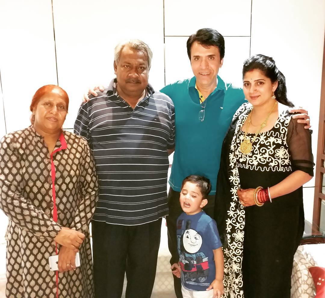 सूरज पुढे म्हणाले की, दिप्तीला मुलगीच व्हावी असं वाटत होतं त्यामुळे तिने नर्सला मुलगा आहे की मुलगी हे दुसऱ्यांदा तपासून पाहायला सांगितलं. मला हे जेव्हा कळलं तेव्हा मी हसायलाच लागलो. सूरज पुढे म्हणाले की, दिप्तीला मुलगीच व्हावी असं वाटत होतं त्यामुळे तिने नर्सला मुलगा आहे की मुलगी हे दुसऱ्यांदा तपासून पाहायला सांगितलं. मला हे जेव्हा कळलं तेव्हा मी हसायलाच लागलो.