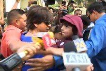 VIDEO : शाहरुख खान सहकुटुंब पोहोचला मतदानाला! VIDEO : शाहरुख खान सहकुटुंब पोहोचला मतदानाला!