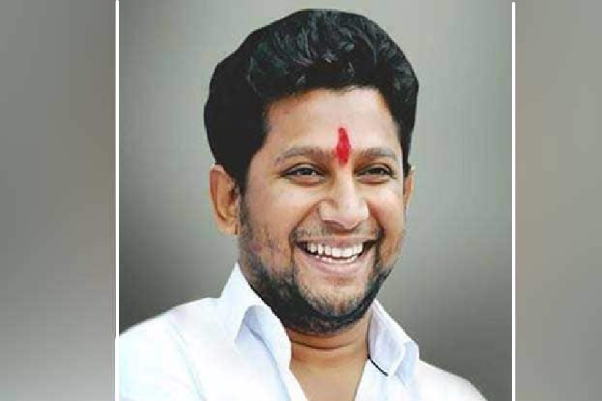 काँग्रेसचे नेते आणि माजी विरोधीपक्ष नेते राधाकृष्ण विखे - पाटील यांचा मुलगा सुजय विखे पाटील नगरमधून भाजपच्या तिकीटावर विजयी झाले आहेत. सुजय विखे - पाटील हे देखील पेशानं डॉक्टर आहेत. त्यांनी MBBSचं शिक्षण पूर्ण केलं असून ते न्यूरोसर्जन म्हणून काम करतात. काँग्रेसचे नेते आणि माजी विरोधीपक्ष नेते राधाकृष्ण विखे - पाटील यांचा मुलगा सुजय विखे पाटील नगरमधून भाजपच्या तिकीटावर विजयी झाले आहेत. सुजय विखे - पाटील हे देखील पेशानं डॉक्टर आहेत. त्यांनी MBBSचं शिक्षण पूर्ण केलं असून ते न्यूरोसर्जन म्हणून काम करतात.