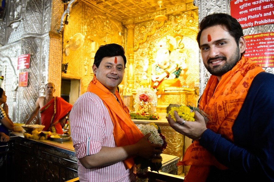 अभिनेता स्वप्नील जोशी आणि सिद्धार्थ चांदेकर यांनी नुकतंच पुण्याच्या श्रीमंत दगडूशेठ हलवाई गणपतीचं दर्शन घेतलं. अभिनेता स्वप्नील जोशी आणि सिद्धार्थ चांदेकर यांनी नुकतंच पुण्याच्या श्रीमंत दगडूशेठ हलवाई गणपतीचं दर्शन घेतलं.
