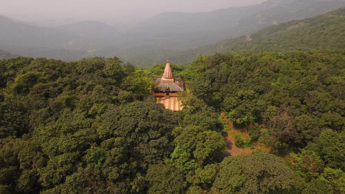 कोल्हापूर राधानगरी अभयारण्य- निसर्गाच्या सानिध्यात भटकायचे असेल तर या अभयारण्यात जायलाच हवं. या अभयारण्याचा जागतिक वारसास्थळांमध्ये समावेश करण्यात आला आहे.पक्षी निरीक्षणासाठी राधानगरी अभयारण्य सर्वात उत्तम ठिकाण आहे. फक्त पश्चिम घाटात आढळणाऱ्या पक्ष्यांपकी १० प्रजातींचे पक्षी येथे आढळतात. कोल्हापूर राधानगरी अभयारण्य- निसर्गाच्या सानिध्यात भटकायचे असेल तर या अभयारण्यात जायलाच हवं. या अभयारण्याचा जागतिक वारसास्थळांमध्ये समावेश करण्यात आला आहे.पक्षी निरीक्षणासाठी राधानगरी अभयारण्य सर्वात उत्तम ठिकाण आहे. फक्त पश्चिम घाटात आढळणाऱ्या पक्ष्यांपकी १० प्रजातींचे पक्षी येथे आढळतात.