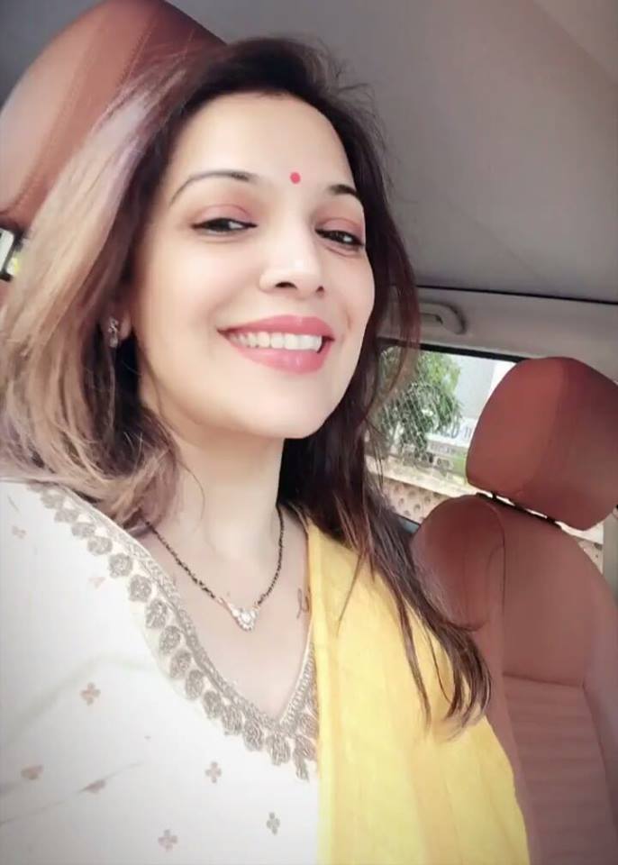 दरवाजा उघडतो आणि समोर राजनंदिनीचा फोटो पाहून ईशाला धक्का बसतो. पाण्यात तिनं हाच चेहरा पाहिला होता. दरवाजा उघडतो आणि समोर राजनंदिनीचा फोटो पाहून ईशाला धक्का बसतो. पाण्यात तिनं हाच चेहरा पाहिला होता.