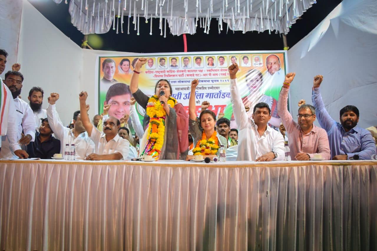 तर दुसरीकडे काँग्रेसच्या उमेदवार अभिनेत्री उर्मिला मातोंडकर यांच्या प्रचार सभेत उर्मिलाचा प्रचार करायला चक्क बॉलिवूड अभिनेत्री शबाना आझमी आल्या. तर दुसरीकडे काँग्रेसच्या उमेदवार अभिनेत्री उर्मिला मातोंडकर यांच्या प्रचार सभेत उर्मिलाचा प्रचार करायला चक्क बॉलिवूड अभिनेत्री शबाना आझमी आल्या.