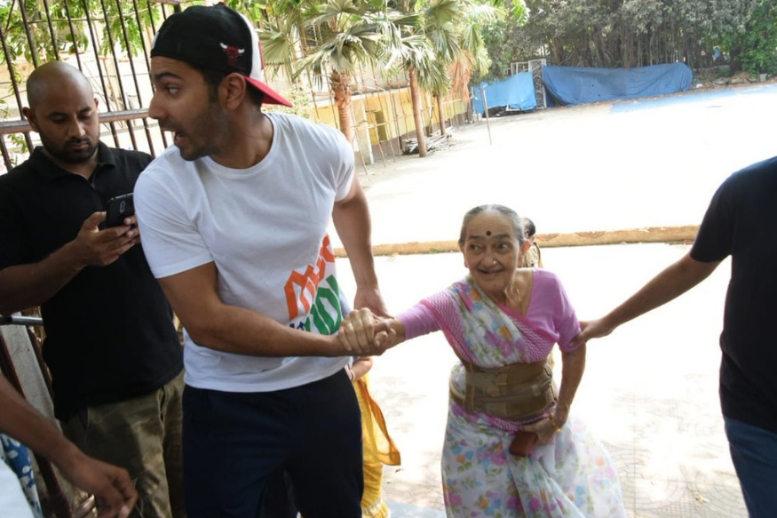 मतदान केंद्रावर वरुण धवनने केली वृद्ध महिलेची मदत, उपस्थित म्हणाले वाह.. वाह...