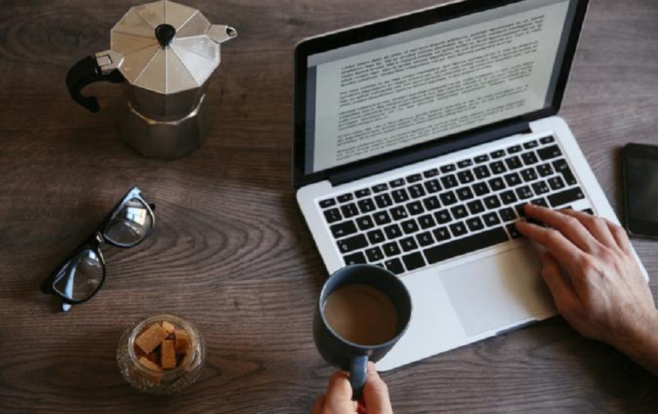 आॅनलाइन पुस्तकं वाचा आणि कमवा - तुम्ही घरबसल्या नवी पुस्तकं वाचून त्याचा रिव्ह्यू लिहू शकता. अनेक पुस्तकं आॅनलाइन रिलीज होतात. ती वाचून लिहिण्याचे पैसे मिळतात.