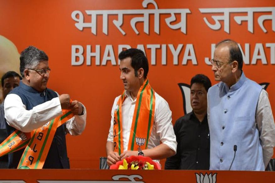 क्रिकेटचे मैदान गाजवणारे क्रिकेटर निवृत्तीनंतर कोणत्या ना कोणत्या क्षेत्रात शिरकाव करतात. त्यातले बरेचजण राजकारणाच्या मैदानात उतरतात. 2019च्या लोकसभा निवडणुकीतही भारताचा माजी खेळाडू गौमत गंभीरनं राजकारणात प्रवेश केला. भाजपमध्ये पक्ष प्रवेश केल्यानंतर पुर्व दिल्लीतून गंभीरला उमेदवाराही देण्यात आली. गंभीरनं 2007 टी-20 वर्ल्ड कप आणि 2011 वर्ल्ड कपमध्ये महत्त्वाची भुमिका बजावली होती. क्रिकेटचे मैदान गाजवणारे क्रिकेटर निवृत्तीनंतर कोणत्या ना कोणत्या क्षेत्रात शिरकाव करतात. त्यातले बरेचजण राजकारणाच्या मैदानात उतरतात. 2019च्या लोकसभा निवडणुकीतही भारताचा माजी खेळाडू गौमत गंभीरनं राजकारणात प्रवेश केला. भाजपमध्ये पक्ष प्रवेश केल्यानंतर पुर्व दिल्लीतून गंभीरला उमेदवाराही देण्यात आली. गंभीरनं 2007 टी-20 वर्ल्ड कप आणि 2011 वर्ल्ड कपमध्ये महत्त्वाची भुमिका बजावली होती.