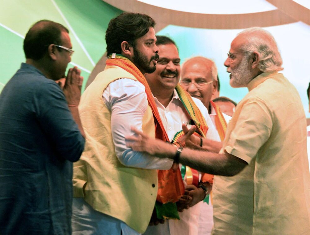 गौतम गंभीरच्या आधी वादग्रस्त खेळाडू श्रीसंतनही राजकारणात प्रवेश केला होता. भाजपकडून 2016 केरळ विधानसभा निवडणुकीत श्रीसंतला तिरुनवंतपुरममधून उमेदवारीही देण्यात आली होती. मात्र, या निवडणुकीत श्रीसंत हरला. त्यानंतर तो पक्षात जास्त दिसला नाही. श्रीसंतवर मॅच फिक्सिंग प्रकरणी क्रिकेटबंदी लादण्यात आली होती, मात्र बीसीसीआयनं नुकतीच ती बंदी हटवली. गौतम गंभीरच्या आधी वादग्रस्त खेळाडू श्रीसंतनही राजकारणात प्रवेश केला होता. भाजपकडून 2016 केरळ विधानसभा निवडणुकीत श्रीसंतला तिरुनवंतपुरममधून उमेदवारीही देण्यात आली होती. मात्र, या निवडणुकीत श्रीसंत हरला. त्यानंतर तो पक्षात जास्त दिसला नाही. श्रीसंतवर मॅच फिक्सिंग प्रकरणी क्रिकेटबंदी लादण्यात आली होती, मात्र बीसीसीआयनं नुकतीच ती बंदी हटवली.