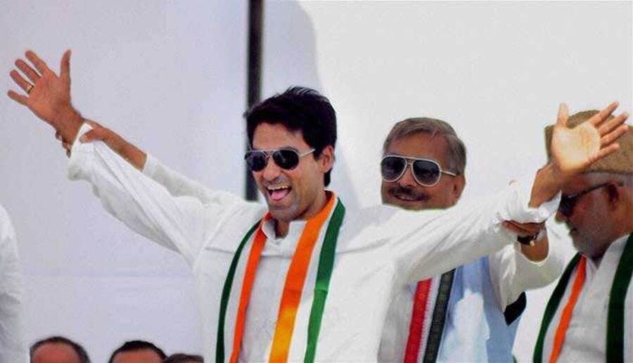 मोहम्मह कैफनं 2014च्या लोकसभा निवडणुकीआधी कॉंग्रेसमध्ये प्रवेश केला होता. त्यावेळी त्यांनी उत्तरप्रदेशच्या फूलपुर येथून उमेदवारी देण्यात आली होती. मात्र, मोदींच्या लाटेमुळं कैफला पराभव स्विकारावा लागला. मोहम्मह कैफनं 2014च्या लोकसभा निवडणुकीआधी कॉंग्रेसमध्ये प्रवेश केला होता. त्यावेळी त्यांनी उत्तरप्रदेशच्या फूलपुर येथून उमेदवारी देण्यात आली होती. मात्र, मोदींच्या लाटेमुळं कैफला पराभव स्विकारावा लागला.