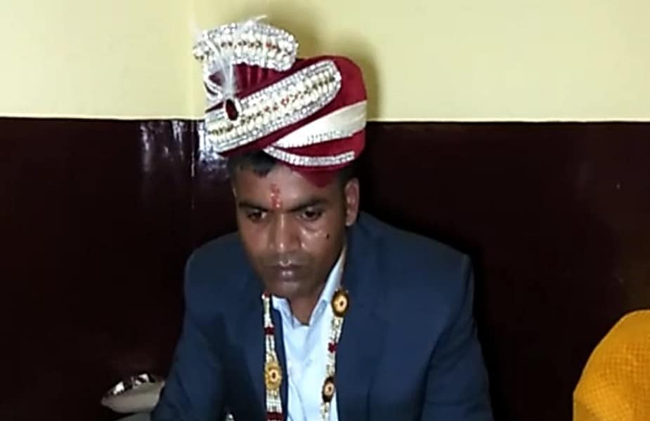 पत्नीनं भर मंडपातच आपल्या पतीची चांगलीच धुलाई केल्याची घटना समोर आली आहे. या दोघांमधील वाद पाहता वऱ्हाडी मंडळी फरार झाली. विवाहित असतानाही दुसऱ्या लग्नाचा घाट घातला म्हणून पत्नीनं पतीची धुलाई करत वरात काढली. दुसऱ्या मुलीची कुटुंबीयांना जेव्हा ही धक्कादायक बाब समजली तेव्हा त्यांनी नवऱ्या मुलाला डांबून ठेवलं. पत्नीनं भर मंडपातच आपल्या पतीची चांगलीच धुलाई केल्याची घटना समोर आली आहे. या दोघांमधील वाद पाहता वऱ्हाडी मंडळी फरार झाली. विवाहित असतानाही दुसऱ्या लग्नाचा घाट घातला म्हणून पत्नीनं पतीची धुलाई करत वरात काढली. दुसऱ्या मुलीची कुटुंबीयांना जेव्हा ही धक्कादायक बाब समजली तेव्हा त्यांनी नवऱ्या मुलाला डांबून ठेवलं.