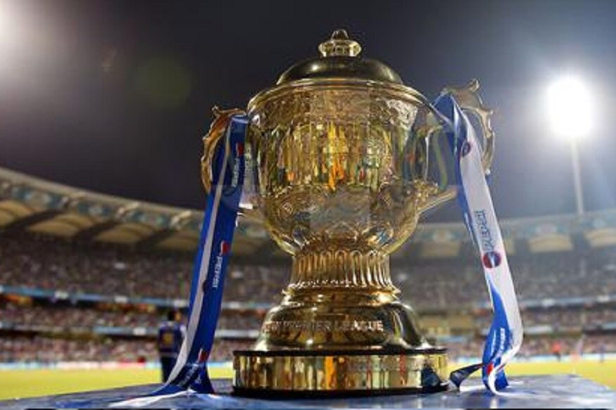 आयपीएलच्या 12 व्या हंगामातील फायनल मुंबई इंडियन्स विरुद्ध चेन्नई सुपर किंग्ज यांच्यात हैदराबादमध्ये रंगणार आहे. या हंगामात अनेक विक्रम झाले पण त्यापेक्षा जास्त चर्चा झाली ती वादग्रस्त घटनांची. यामध्ये अश्विनसह धोनी आणि कोहलीसारख्या दिग्गज खेळाडूंचीही नावे आली. आयपीएलच्या 12 व्या हंगामातील फायनल मुंबई इंडियन्स विरुद्ध चेन्नई सुपर किंग्ज यांच्यात हैदराबादमध्ये रंगणार आहे. या हंगामात अनेक विक्रम झाले पण त्यापेक्षा जास्त चर्चा झाली ती वादग्रस्त घटनांची. यामध्ये अश्विनसह धोनी आणि कोहलीसारख्या दिग्गज खेळाडूंचीही नावे आली.