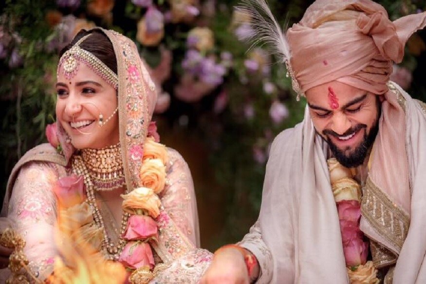 जगभरात क्रिकेट चाहत्यांमध्ये जितकी चर्चा खेळाडूंच्या कामगिरीची होते तितकीच त्यांच्या पत्नींच्याबद्दलही होत असते. भारताचा कर्णधार विराट कोहली आणि अनुष्का शर्मा यांनी काही वर्षांच्या रिलेशननंतर लग्न केलं. अभिनेत्री असलेली अनुष्का क्रिकेटच्या मैदानावरही दिसते. जगभरात क्रिकेट चाहत्यांमध्ये जितकी चर्चा खेळाडूंच्या कामगिरीची होते तितकीच त्यांच्या पत्नींच्याबद्दलही होत असते. भारताचा कर्णधार विराट कोहली आणि अनुष्का शर्मा यांनी काही वर्षांच्या रिलेशननंतर लग्न केलं. अभिनेत्री असलेली अनुष्का क्रिकेटच्या मैदानावरही दिसते.