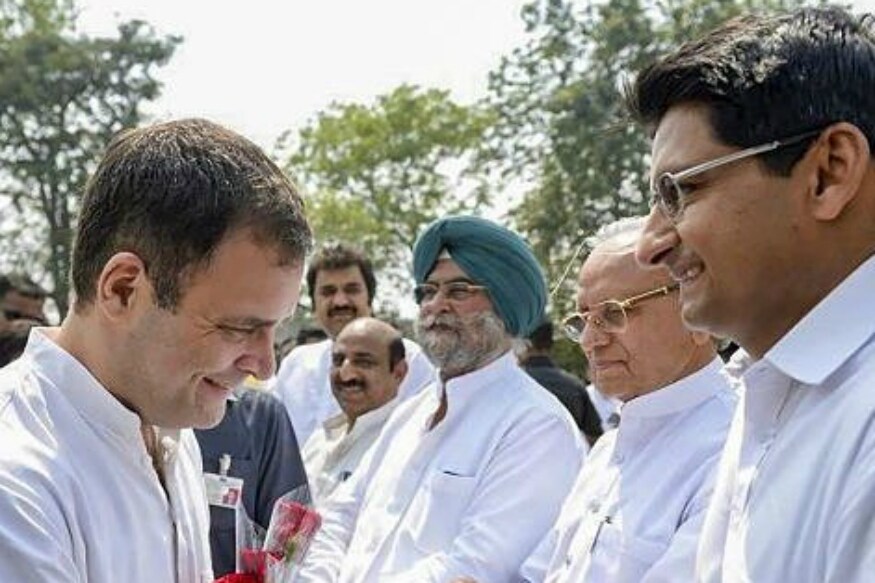 हरियाणाच्या रोहतकमध्ये भाजप उमेदवार अरविंद शर्मा यांनी काँग्रेसच्या दीपेंद्र हुड्डा यांना पराभूत केलं. हरियाणाचे माजी मुख्यमंत्री भूपेंद्र हुड्डा यांच्या घराणेशाहीला जनतेनं नाकारलं. हरियाणाच्या रोहतकमध्ये भाजप उमेदवार अरविंद शर्मा यांनी काँग्रेसच्या दीपेंद्र हुड्डा यांना पराभूत केलं. हरियाणाचे माजी मुख्यमंत्री भूपेंद्र हुड्डा यांच्या घराणेशाहीला जनतेनं नाकारलं.