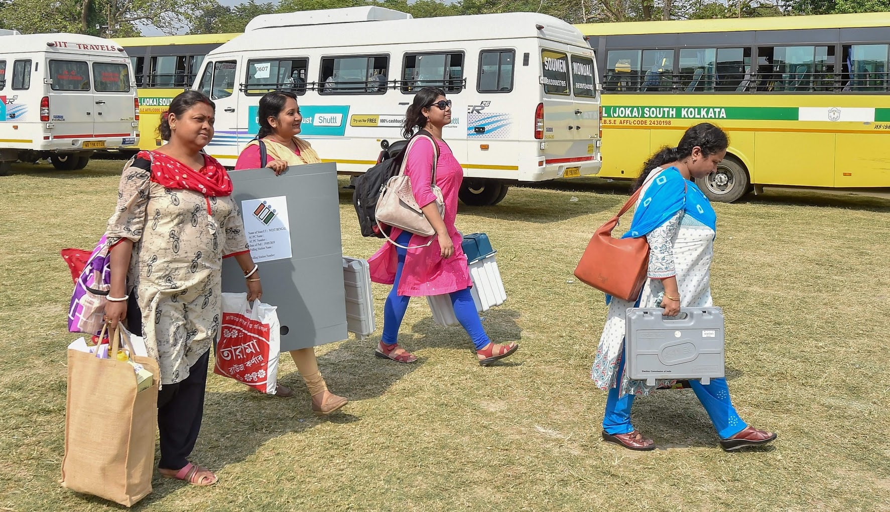 लोकसभा निवडणुकीसाठी यावेळी निवडणूक आयोगाने 40 लाख EVMचा वापर केला. जेणेकरून 90 कोटी भारतीय मतदार कोणत्याही अडचणीशिवाय मतदान करु शकतील. 2019च्या निवडणुकीत 60 कोटी मतदारांनी मतदानाचा हक्का बजावला. लोकसभा निवडणुकीसाठी यावेळी निवडणूक आयोगाने 40 लाख EVMचा वापर केला. जेणेकरून 90 कोटी भारतीय मतदार कोणत्याही अडचणीशिवाय मतदान करु शकतील. 2019च्या निवडणुकीत 60 कोटी मतदारांनी मतदानाचा हक्का बजावला.